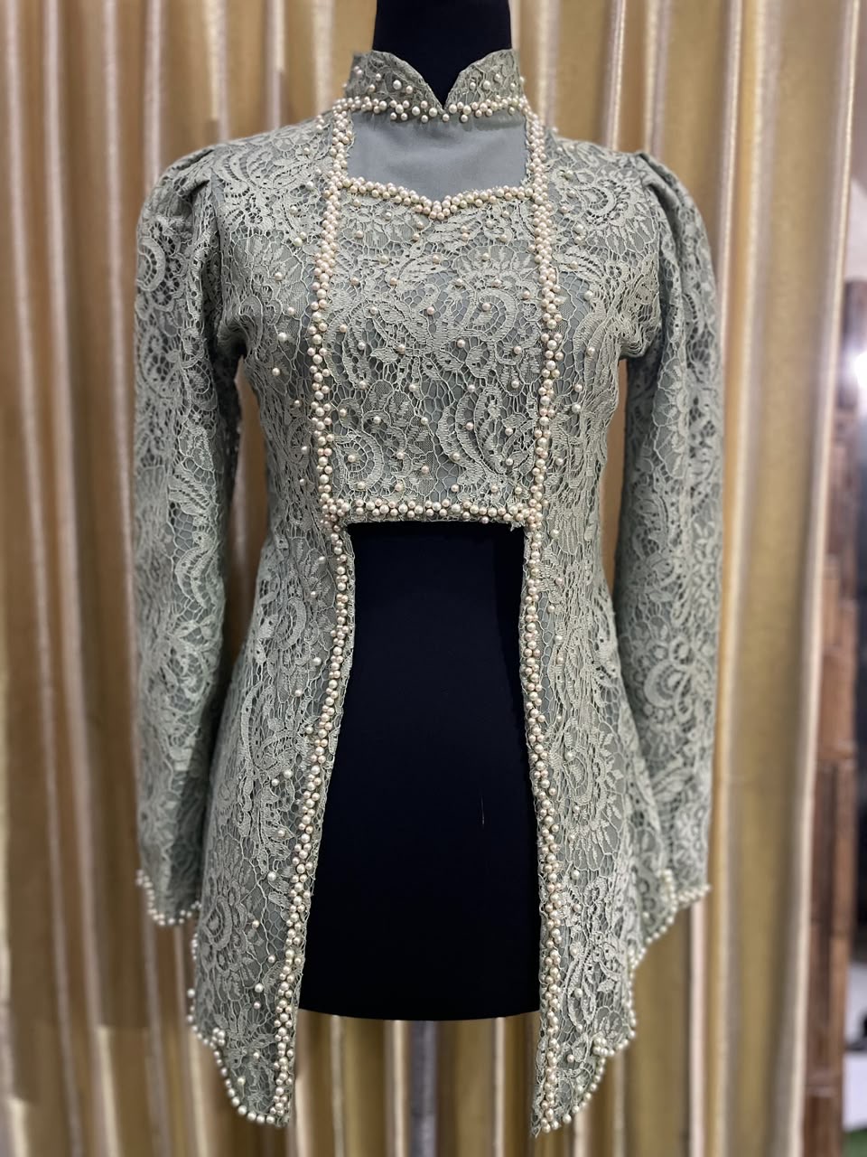 Kebaya brokat kutubaru