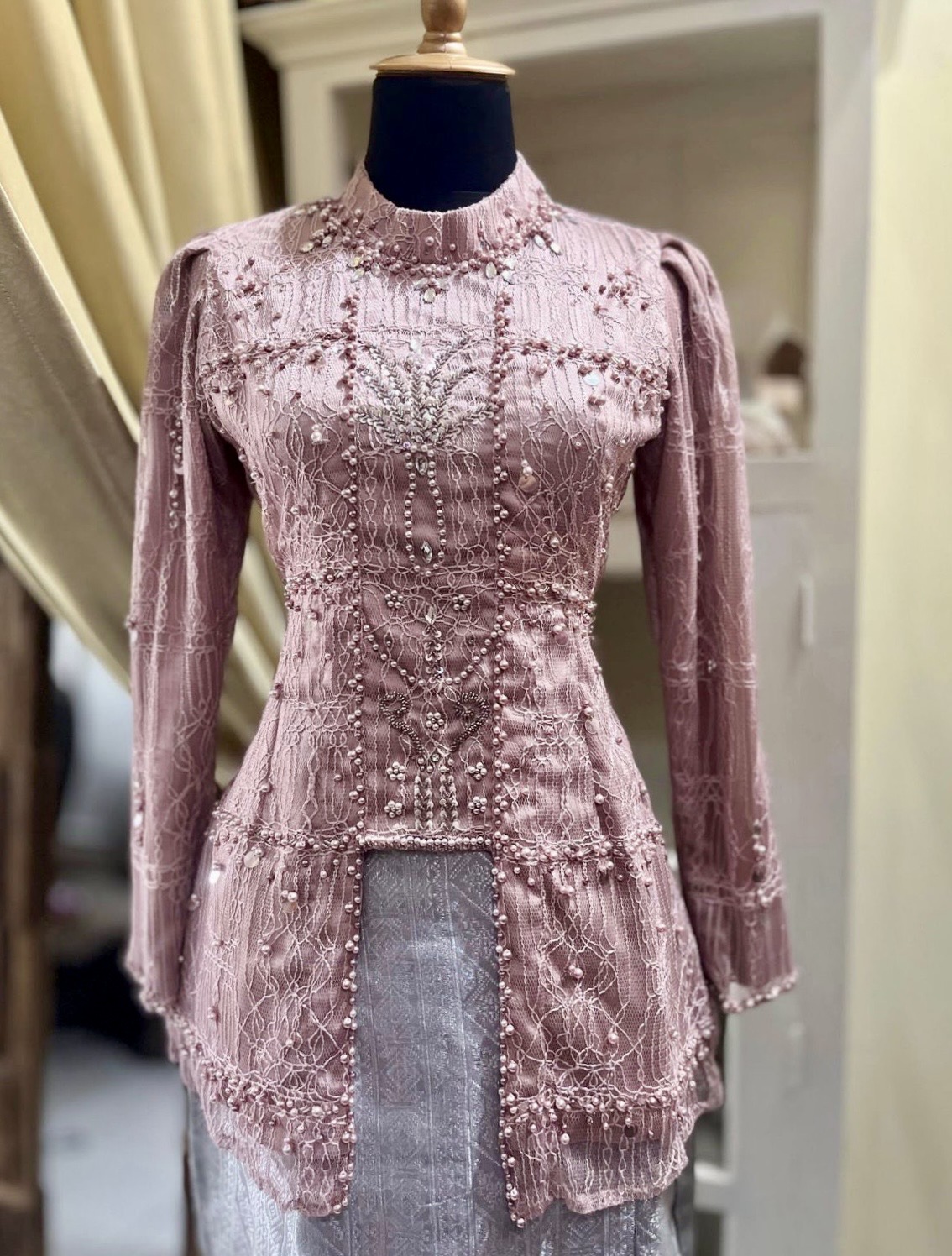 kebaya brokat pink kutubaru